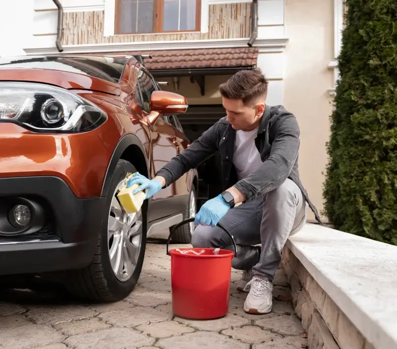 Lavage auto à domicile Goussonville : professionnel intervenant sur un véhicule